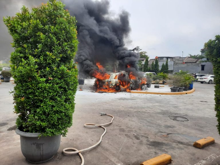 Mobil Terbakar di Rest Area KM 6 Pondok Gede