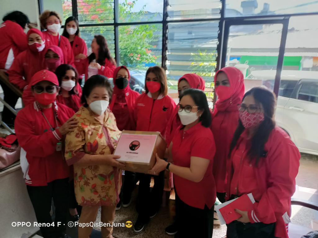 Laksanakan Arahan Ketua DPR, PIA F-PDIP Salurkan Bantuan Natal 2021