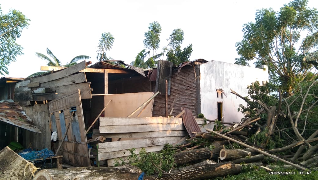 Angin Kencang yang Menyertai Hujan Lebat Rusakkan 39 Rumah Warga Bantaeng