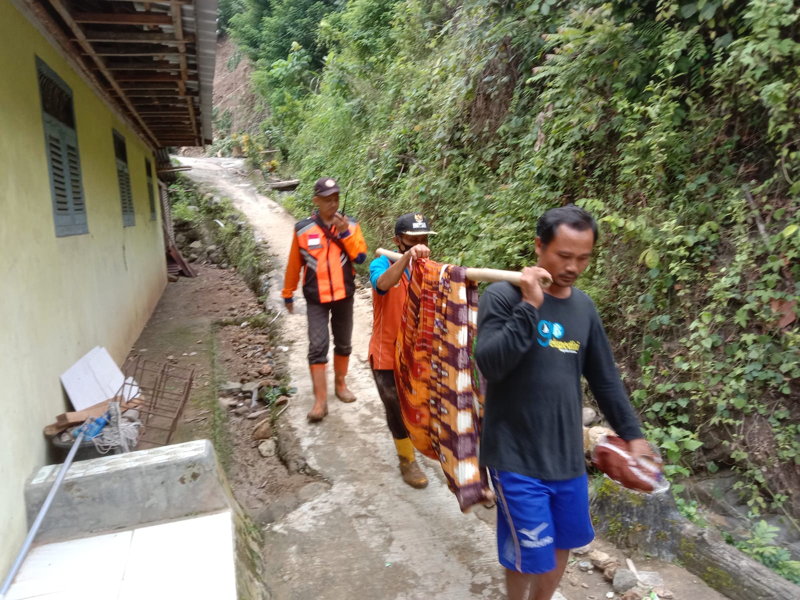 Tanah Longsor Cilacap, Tim Gabungan Berhasil Evakuasi Warga yang Terkena Stroke