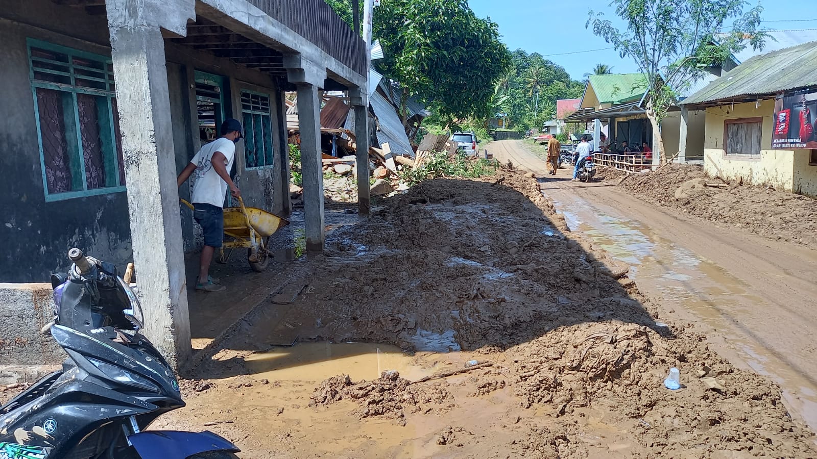 Jalan Kembali Diakses Pascalongsor di Desa Satar Lenda, NTT