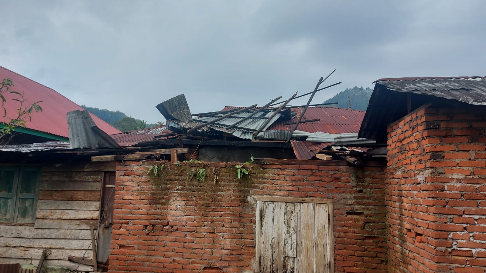 Satu Orang Terluka Pasca Terjangan Angin Puting Beliung di Kabupaten Tanah Datar
