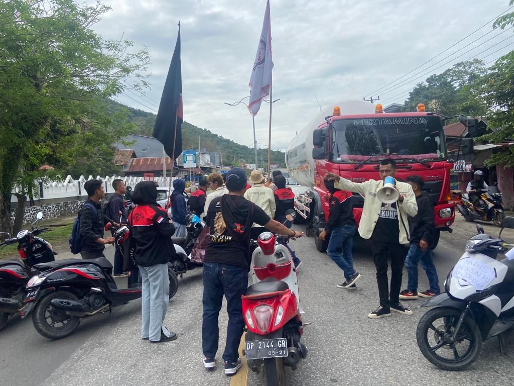 BBM Bersubsidi Naik, Mahasiswa Palopo Blokade Jalan Gunakan Truk Pertamina