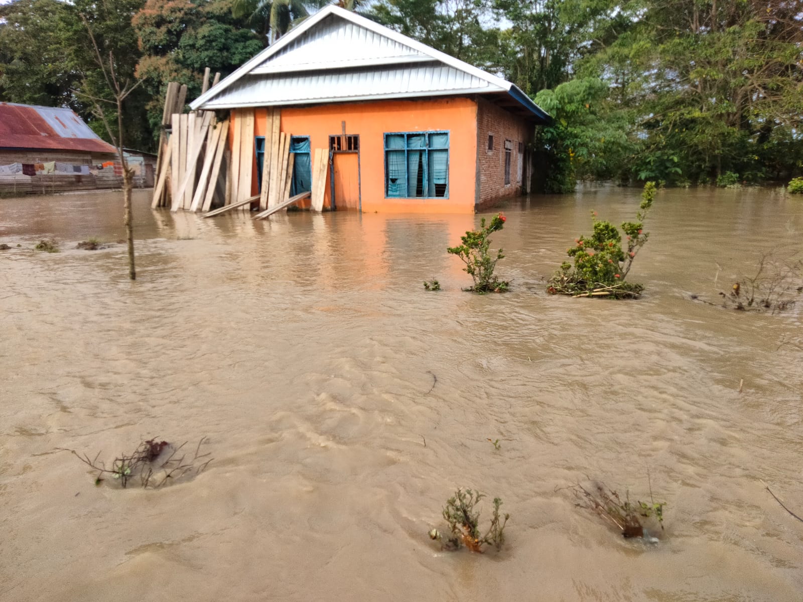 Tanggul Jebol Sebabkan Banjir di Kabupaten Luwu