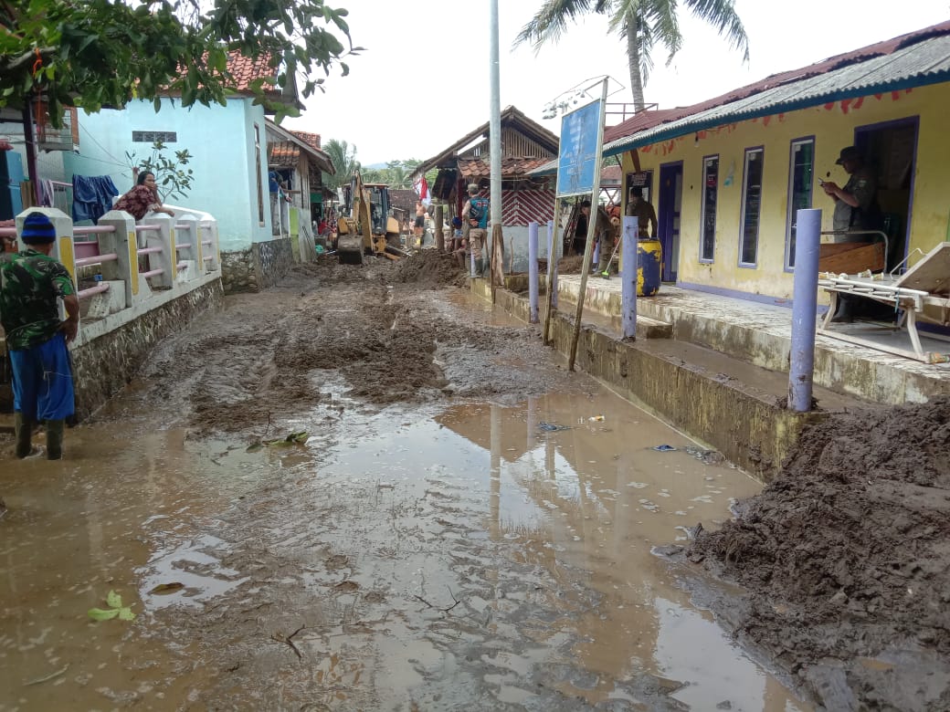 3.702 Warga Terdampak Banjir dan Longsor di Garut