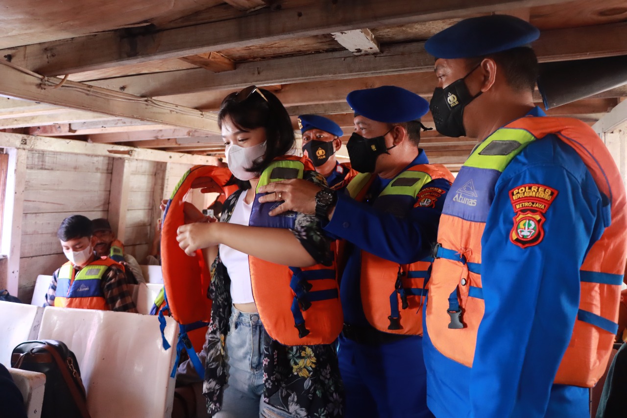 Kasat Polair Pimpin Edukasi Keselamatan Dalam Berlayar kepada Penumpang Kapal