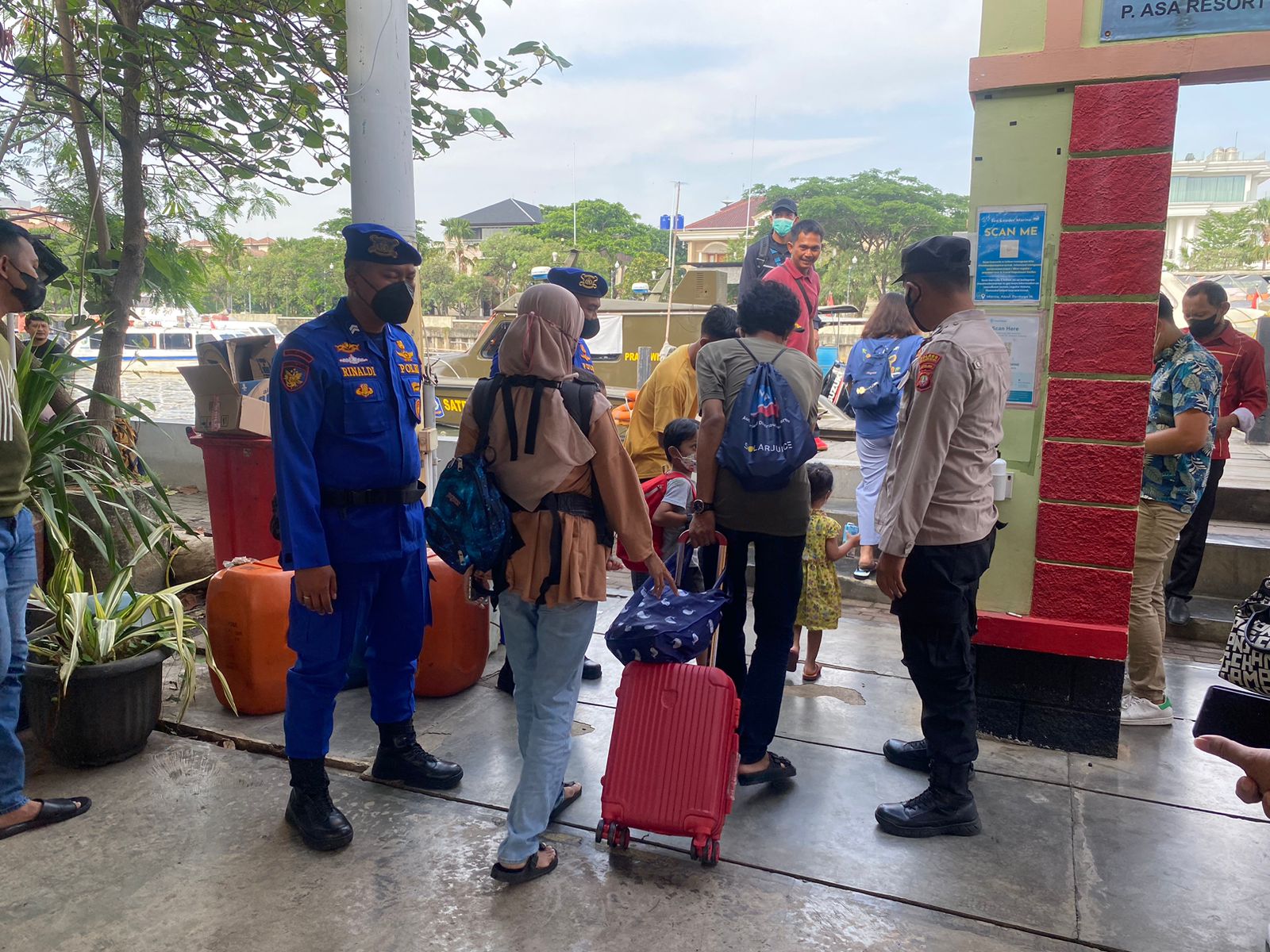 Polres Kep. Seribu Gelar Pengamanan ke 299 Penumpang di Dermaga Kali Adem