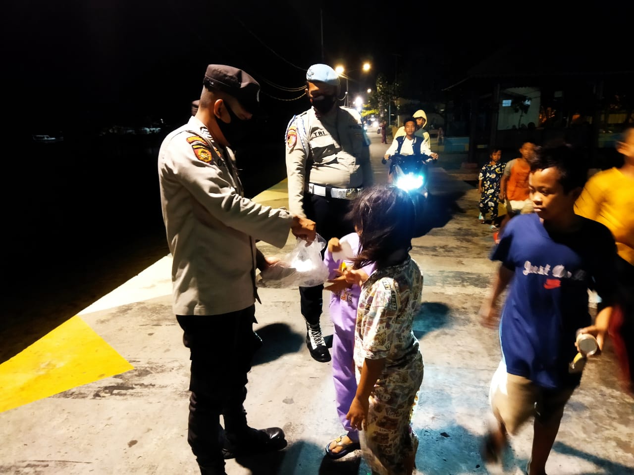 Malam Hari, Patroli Dialogis Polres Kep. Seribu dan Polsek Kepulauan Seribu Selatan