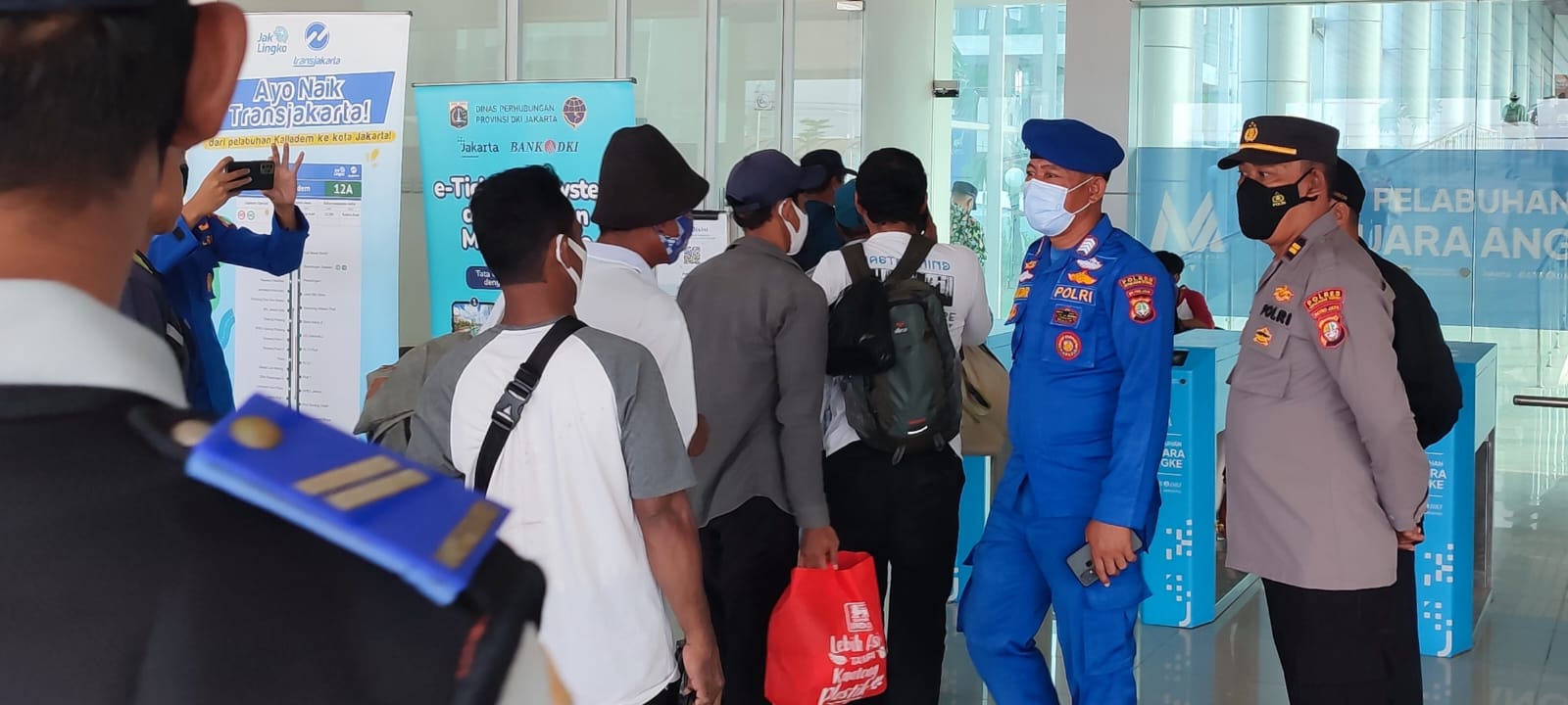 Polres Kep. Seribu Laksanakan Pengamanan 272 Penumpang di Dermaga Kali Adem
