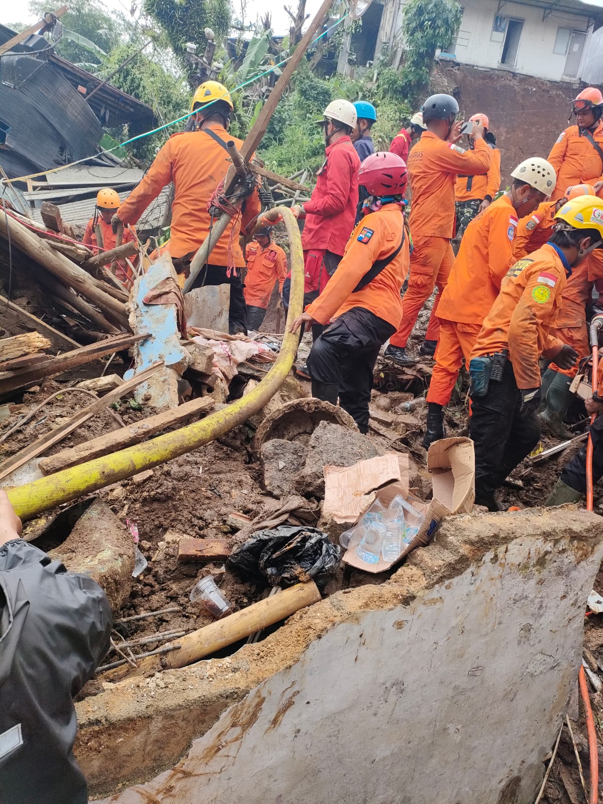 Tim Gabungan Lakukan Pencarian Tiga Warga Kota Bogor Pascalongsor