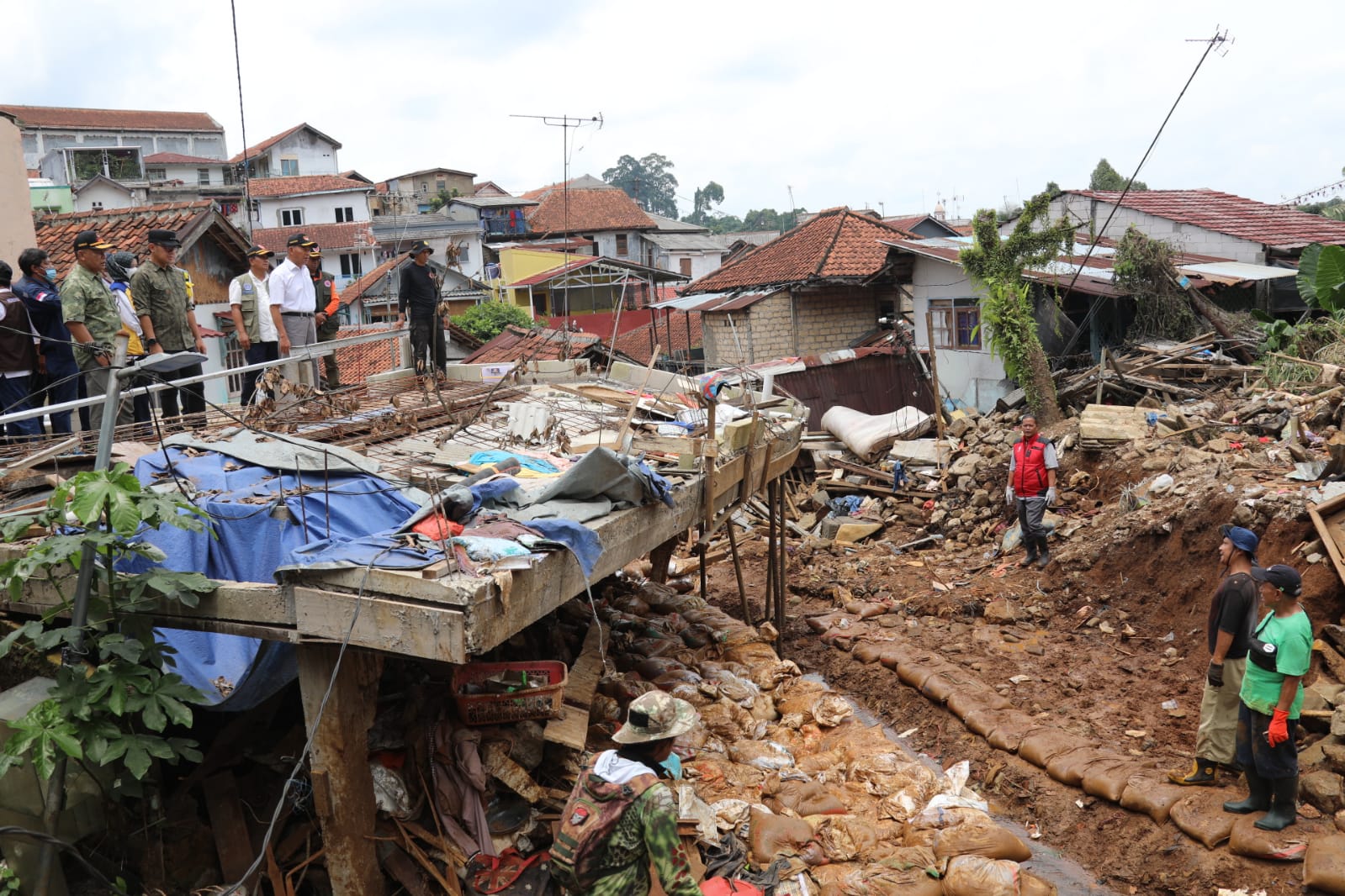 Menko PMK : BNPB Akan Berikan Dana Hunian Sementara Bagi Pengungsi di Bogor
