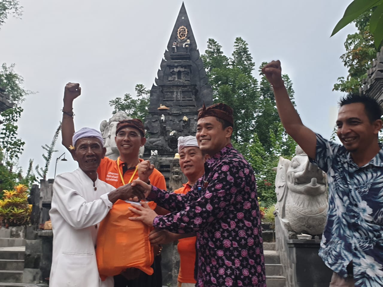 Gandeng Prajaniti, BDDN Serahkan Rsi Yadnya, Bibit Alpukat, dan Sembako