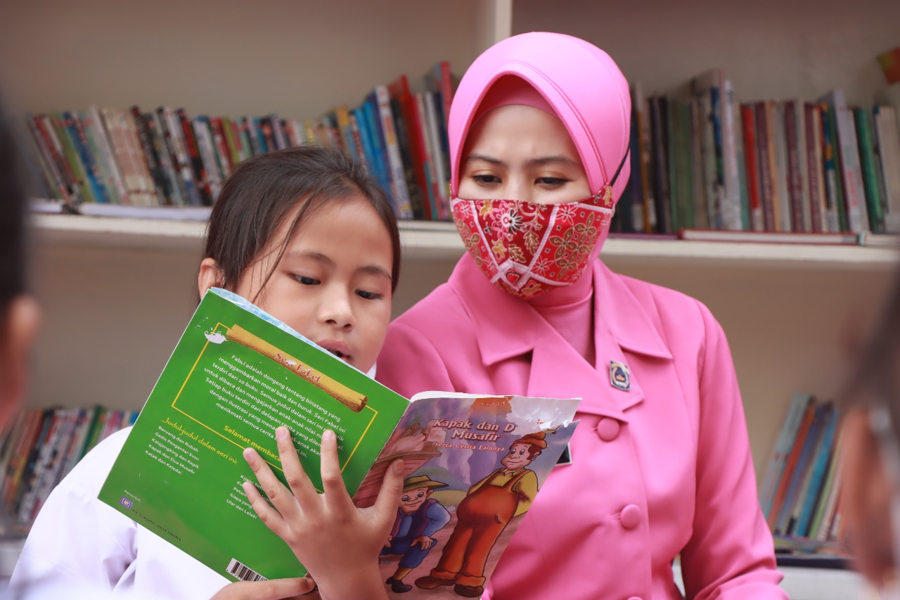 Bhayangkari Cabang Polres Kep. Seribu Tanamkan Minat Baca Lewat Taman Baca