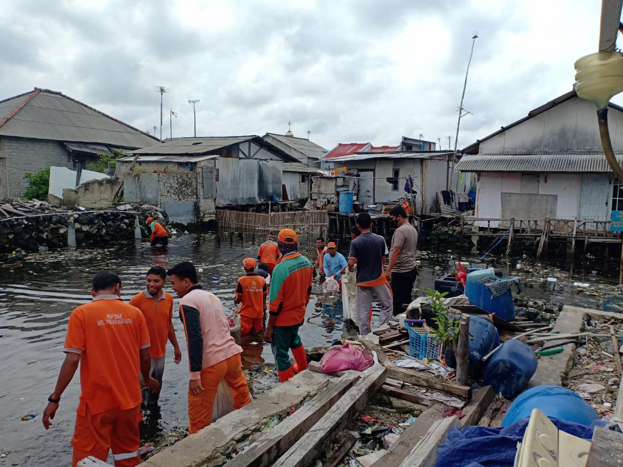 Bersama Masyarakat dan Dinas Kebersihan, Polres Kepulauan Seribu Bersihkan Sampah di Pantai