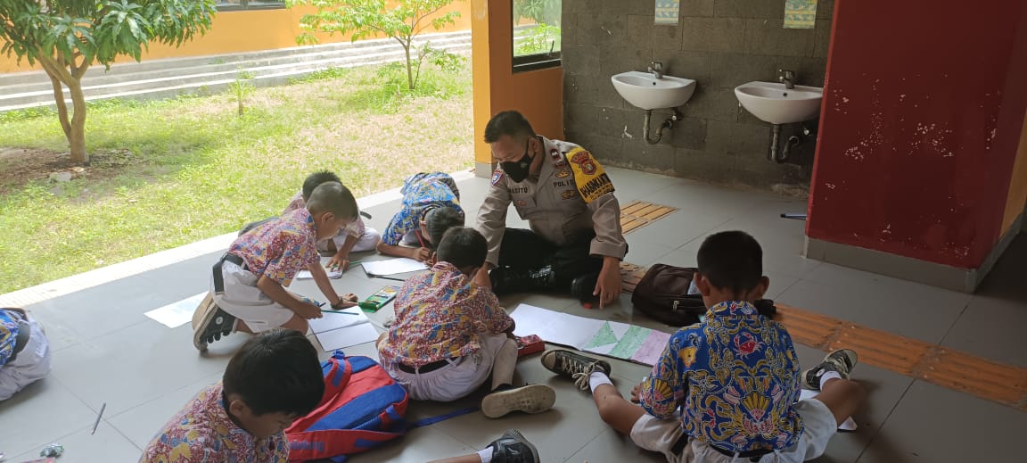 Menghilangkan Kesan Menyeramkan, Polres Kepulauan Seribu Giatkan Polisi Sahabat Anak