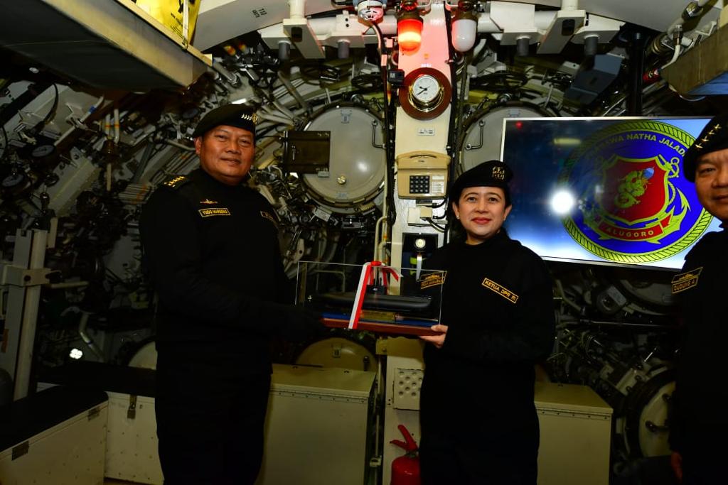 <em>Naik Kapal Selam KRI Alugoro-405, Puan Terima Brevet Kehormatan TNI AL</em>