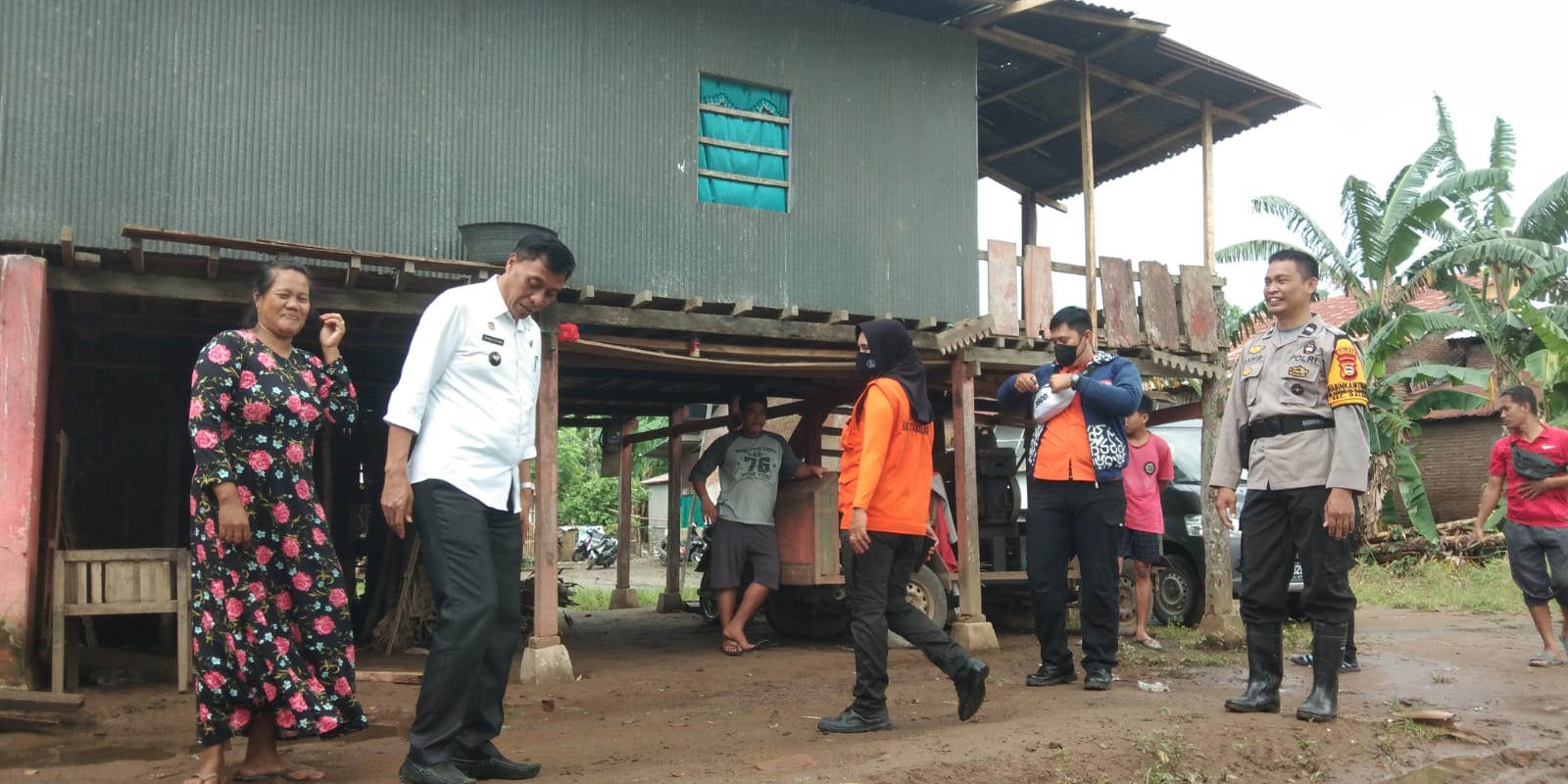 Warga Gowa dan Petugas Bersihkan Puing Rumah Rusak Akibat Angin Kencang