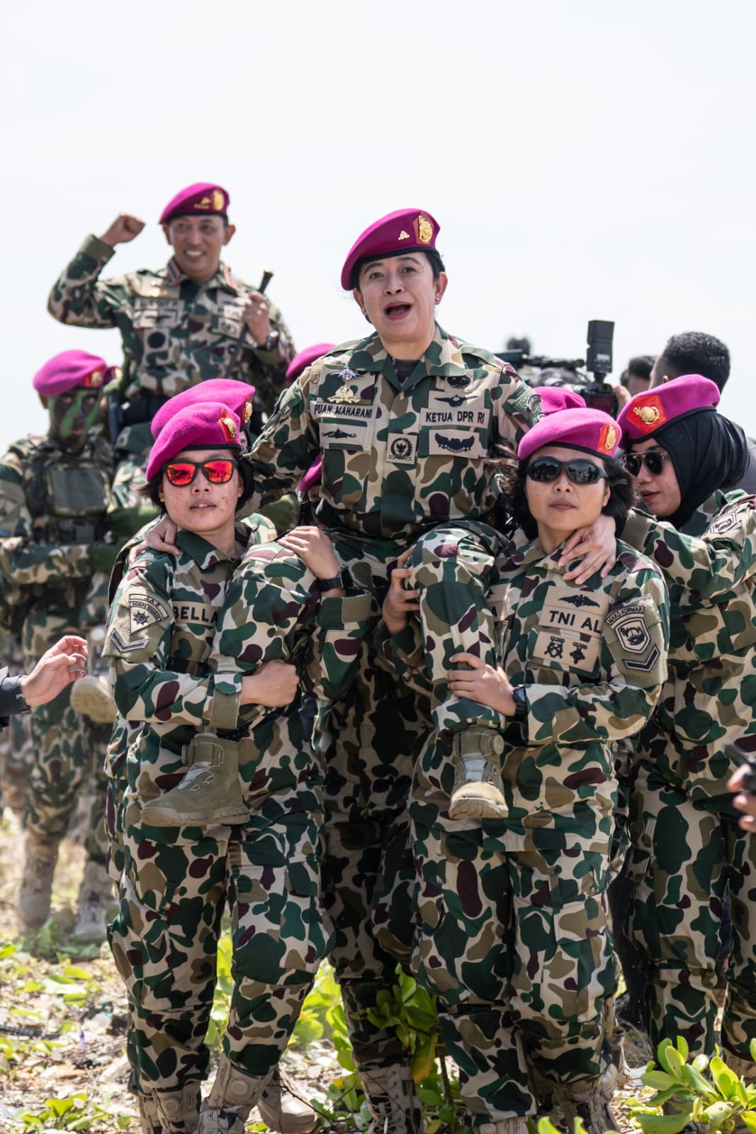 Sambil Ikut Simulasi Perang, Puan Diangkat Jadi Warga Kehormatan Marinir