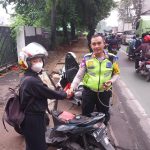 Pekerja Wanita Kehabisan BBM Dorong Motor, Dibantu AKP Karta Bagi Bensin dari Motornya