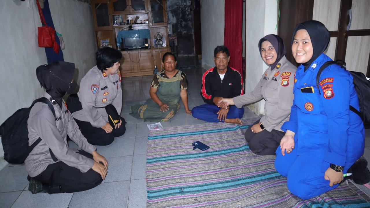 Srikandi Polri Gelar Jumat Curhat di Rumah Warga Pulau Lancang