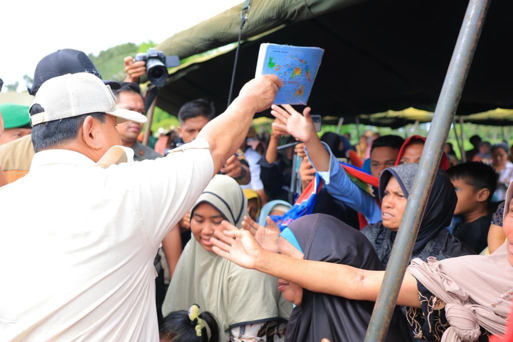 <em>Resmikan Sumur Air Bersih Di Lombok, Prabowo Bagikan Puzle Peta Indonesia kepada Anak-anak</em>