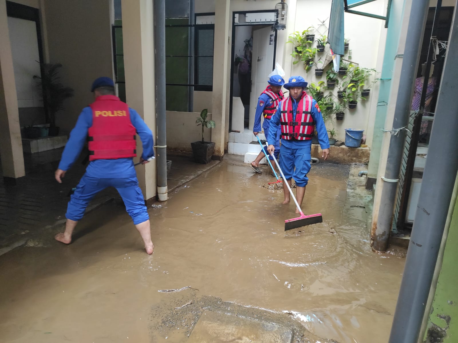 Respon Cepat Tim SAR Ditpolairud Polda Metro Jaya Evakuasi Warga yang Terkena Banjir