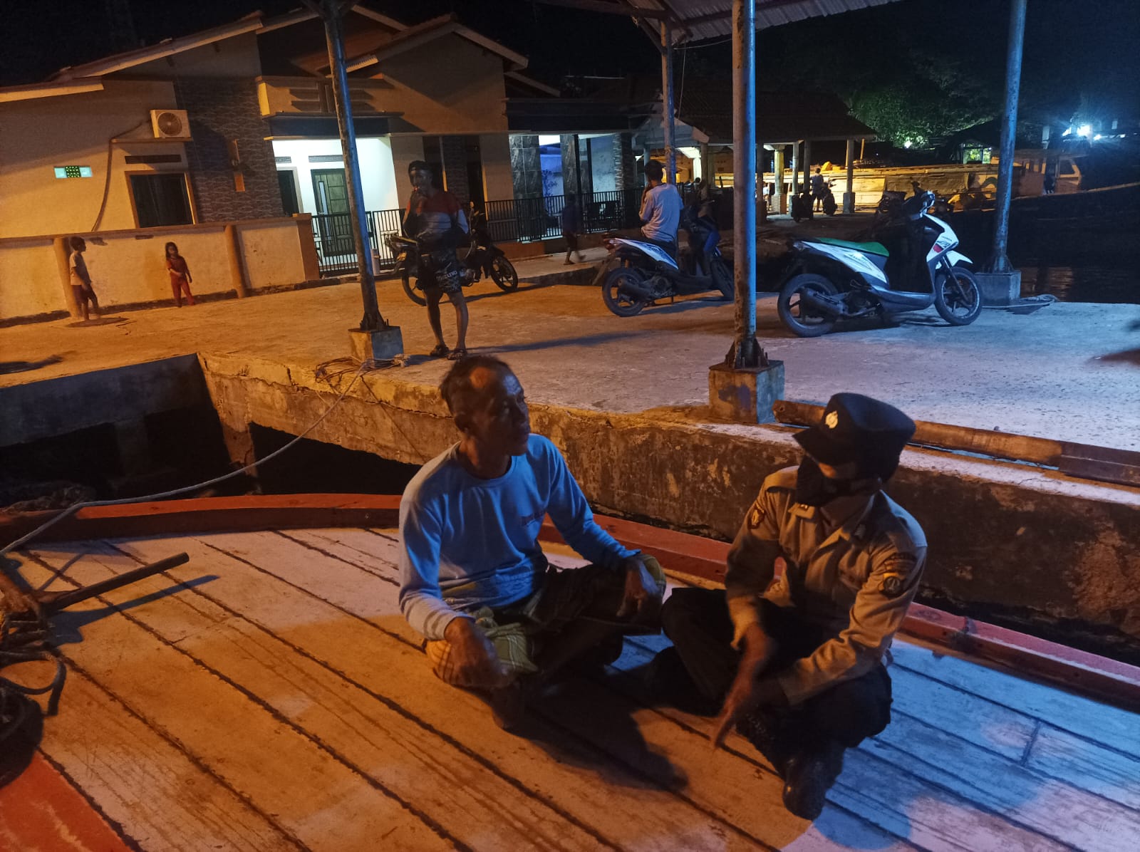 Kondisi Cuaca Tak Menentu, Polri Ingatkan Nelayan Selalu Waspada Lewat Sambang Malam