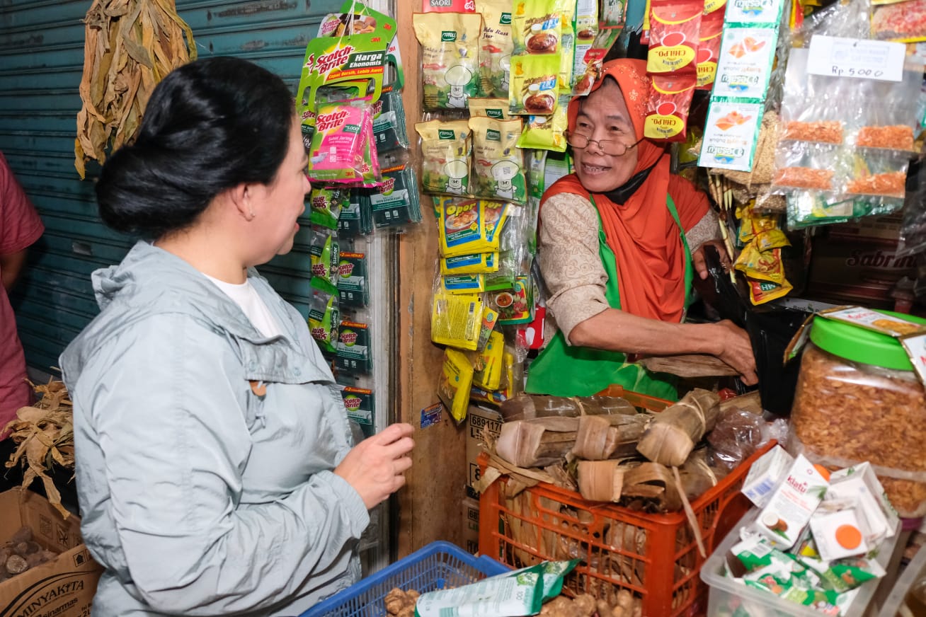 Tinjau Pasar Cihapit, Puan Minta Pemerintah Siapkan Instrumen Stabilkan Harga Jelang Ramadan