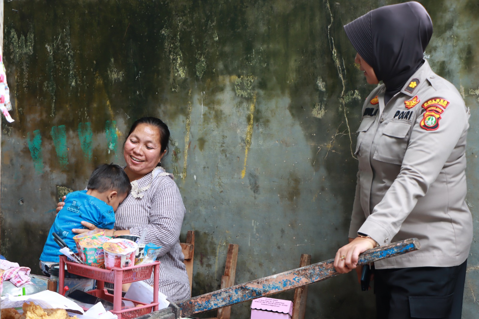 Srikandi Polwan Laksanakan Jumat Curhat Terhadap Pemilik Warung di Pulau Pramuka