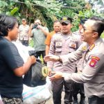 Kapolres Jakarta Selatan Bersama Kapolsek Pancoran Salurkan Bantuan Kapolri ke Warga Slum Area