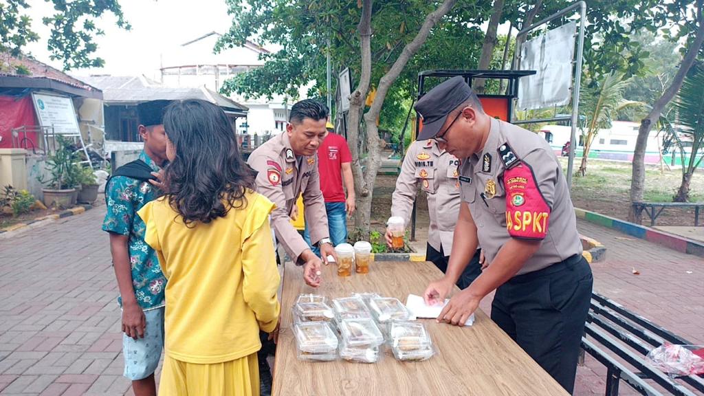 Ramadan Berkah Polsek Kepulauan Seribu Bagi Takjil Gratis ke Warga