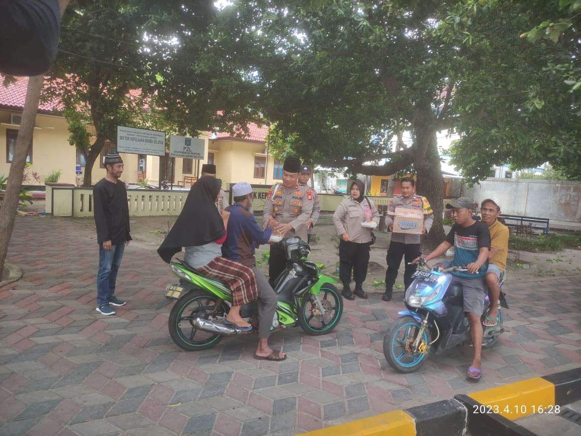 Polsek Kepulauan Seribu Selatan Bagikan Takjil Gratis ke Warga