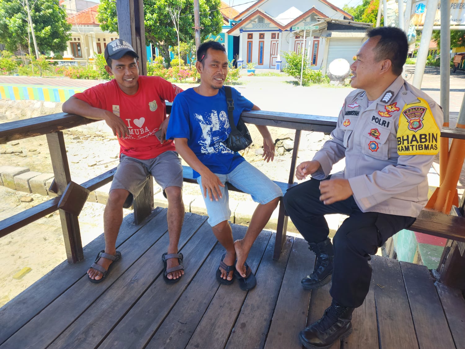 Bhabinkamtibmas Pulau Pramuka Ajak Warga Jaga Kamtibmas Perangi Hoax