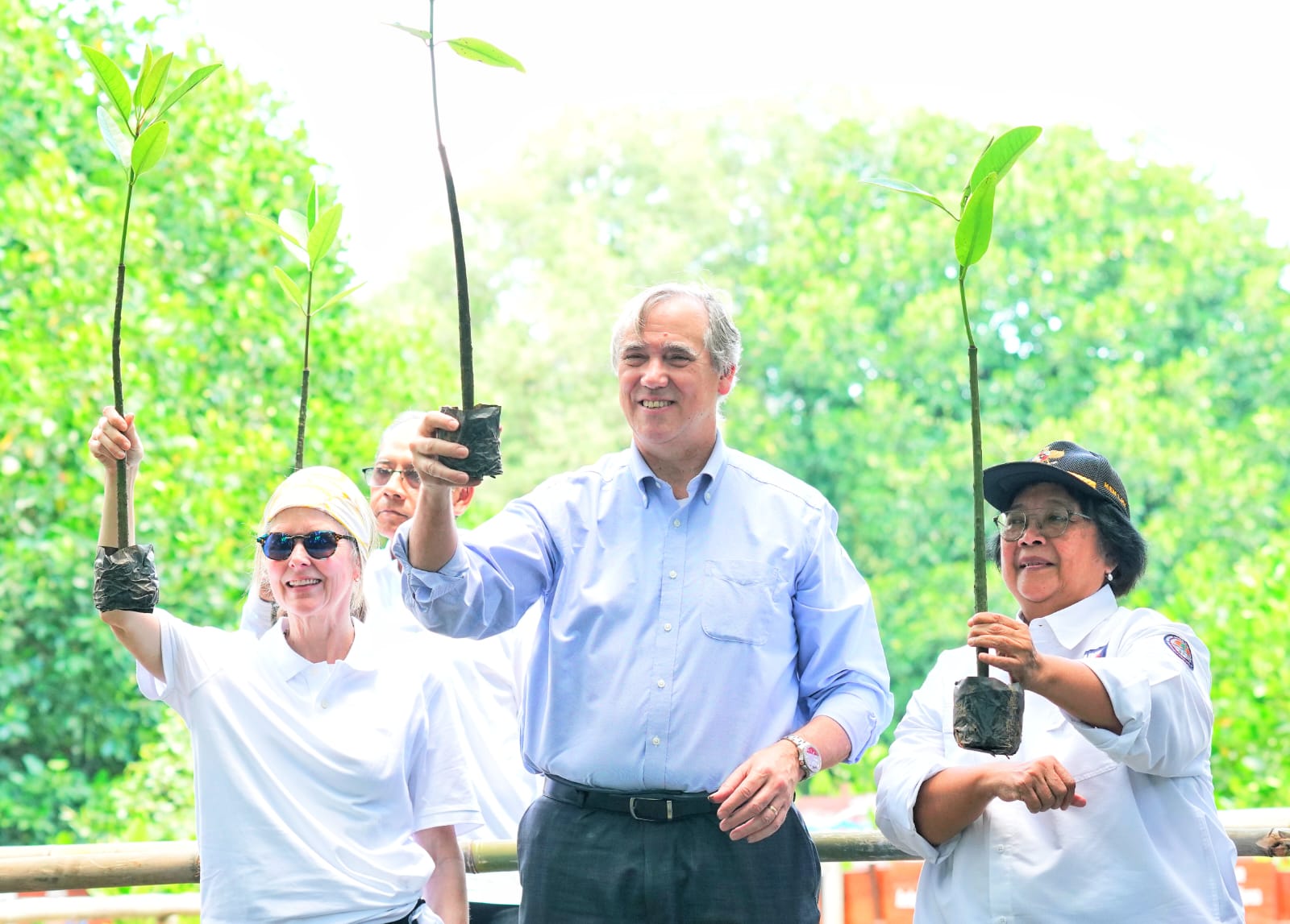Menteri LHK dan Delegasi Kongres AS Tanam Mangrove di Pesisir Jakarta