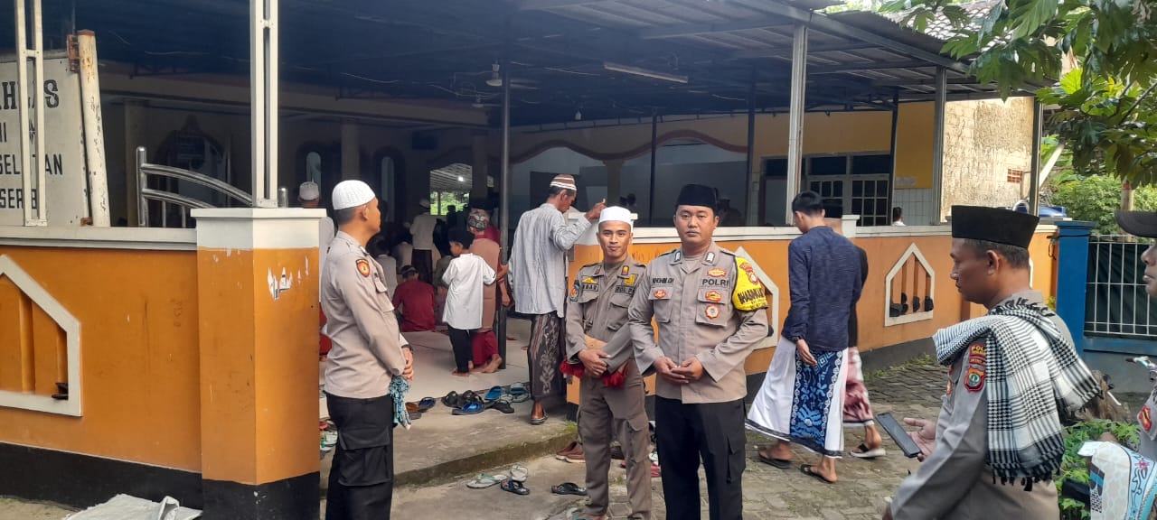 Polsek Kepulauan Seribu Selatan Memberikan Pengamanan Pelaksanaan Sholat Idul Fitri 1444 Hijriah