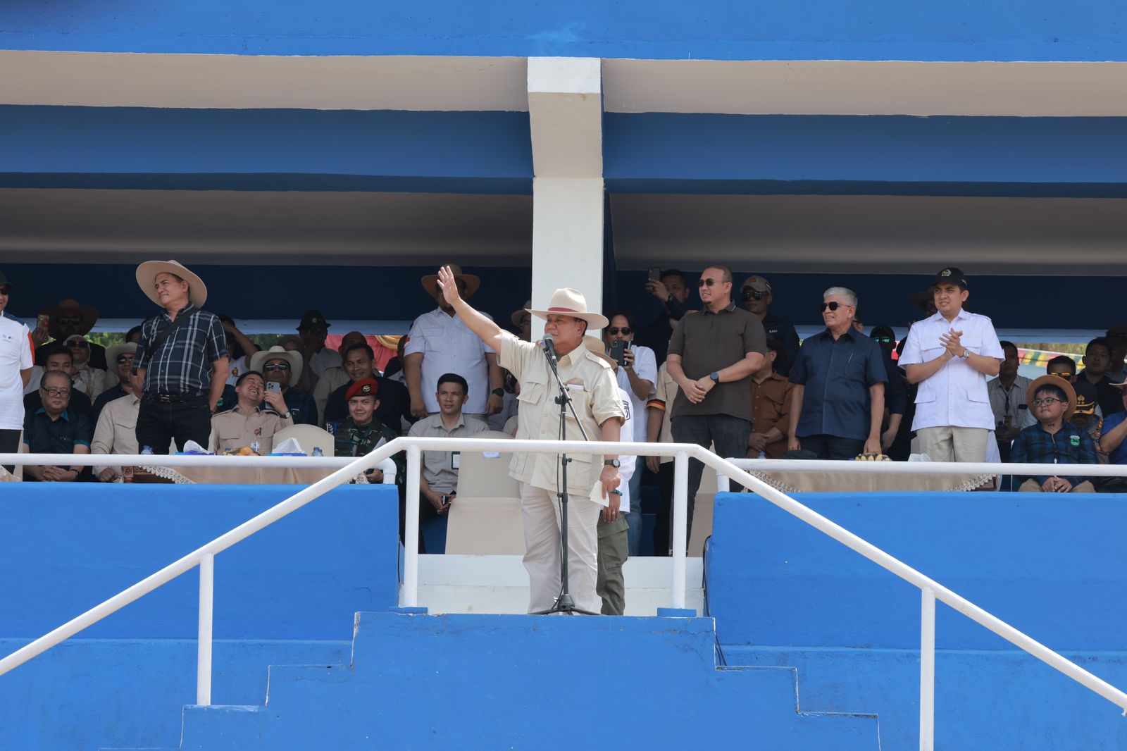 Menunggu Prabowo Hadir Nonton Pacuan Kuda, Masyarakat Minang: Bapak Presiden!