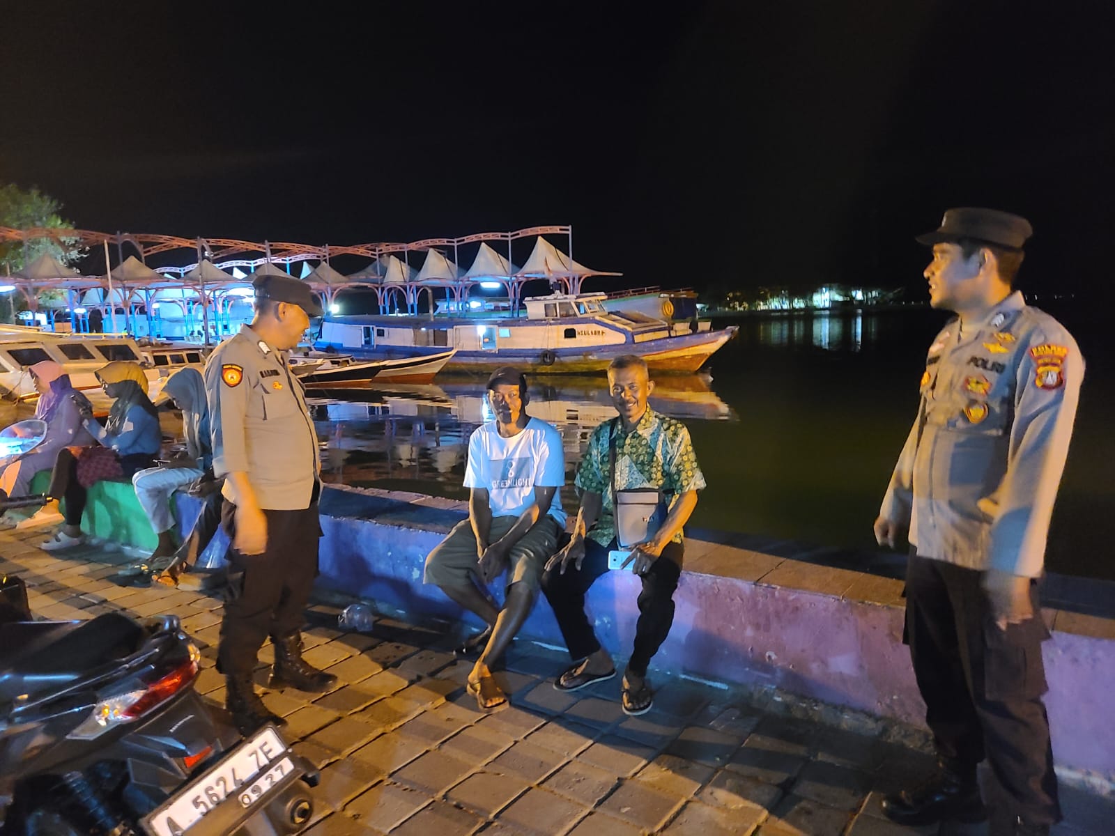 Patroli Polsek Kepulauan Seribu Utara Gandeng Tokoh Masyarakat Tangkal Hoax