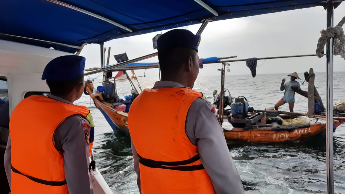 Patroli Perairan Polres Kepulauan Sambangi Nelayan Imbau Keselamatan
