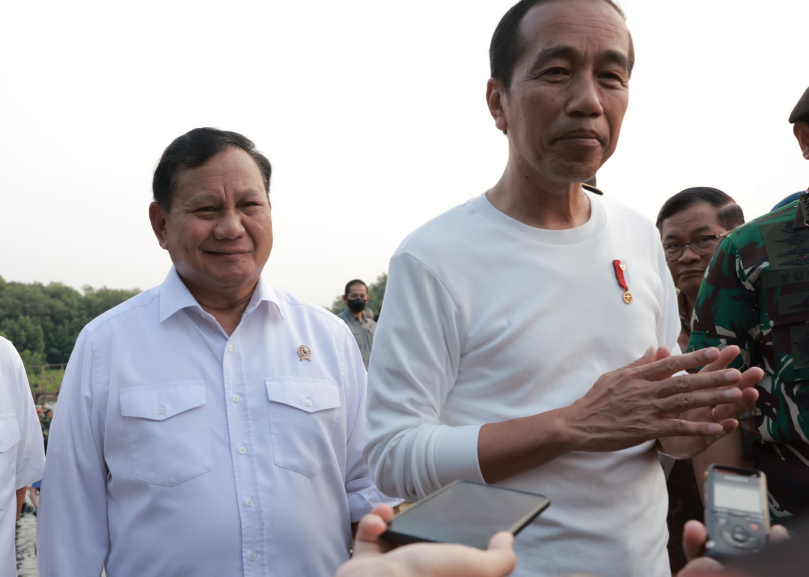 Jokowi dan Prabowo Tanam Mangrove Serentak, Disambut Antusias Warga