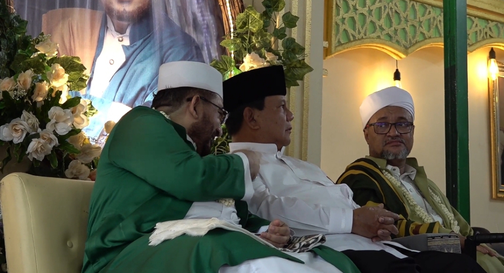 Hadiri Haul Habib Munzir, Prabowo Duduk Diapit Para Habib dan Ulama