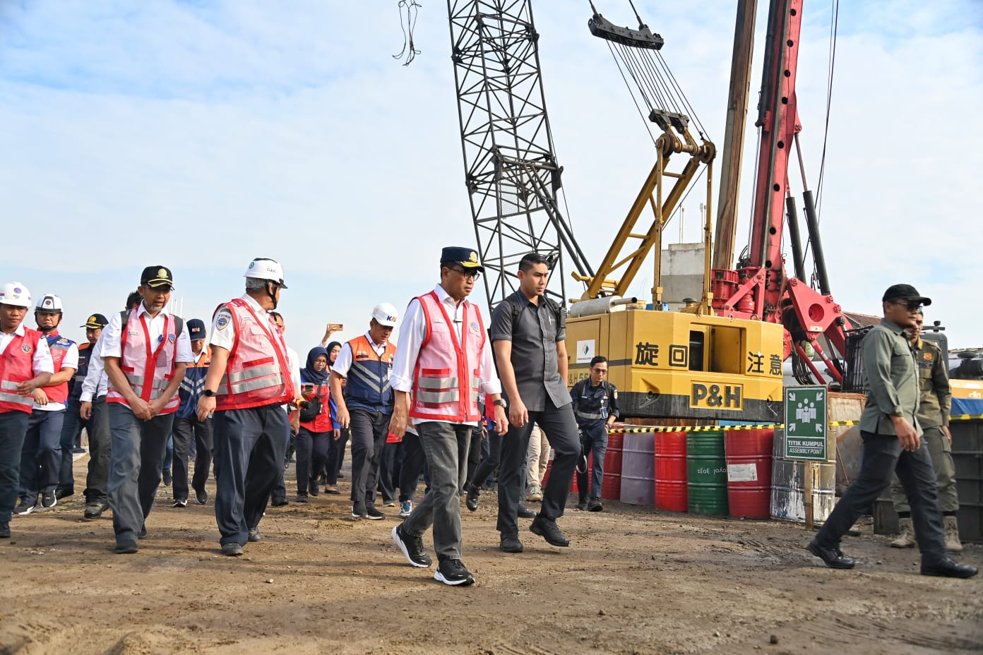 Menhub Cek Pengerjaan Fasilitas Pendukung Feeder Kereta Cepat Jakarta-Bandung