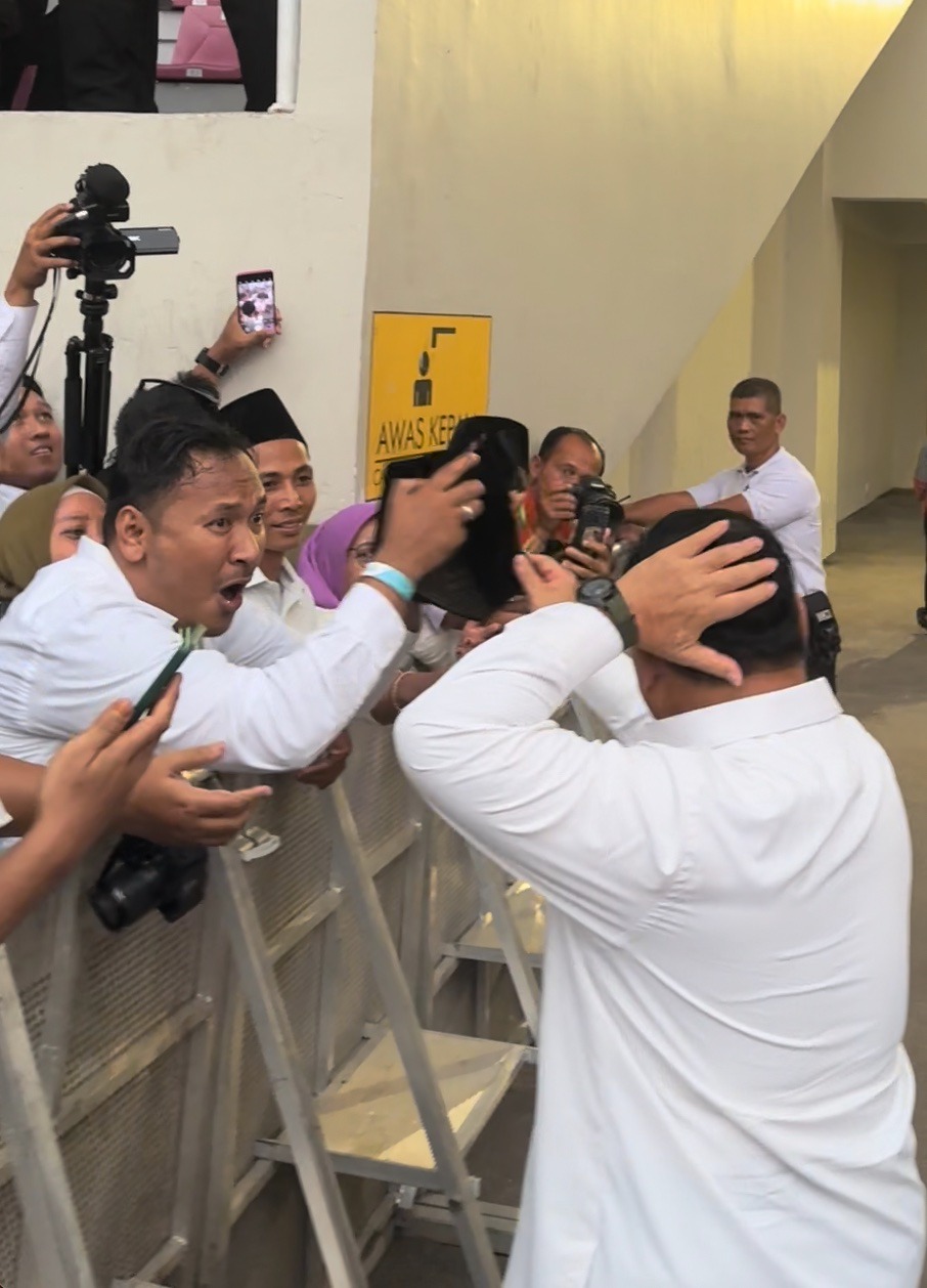 Disambut Hangat, Prabowo Berikan Peci ke Pemuda PKB Saat Acara Harlah di Solo