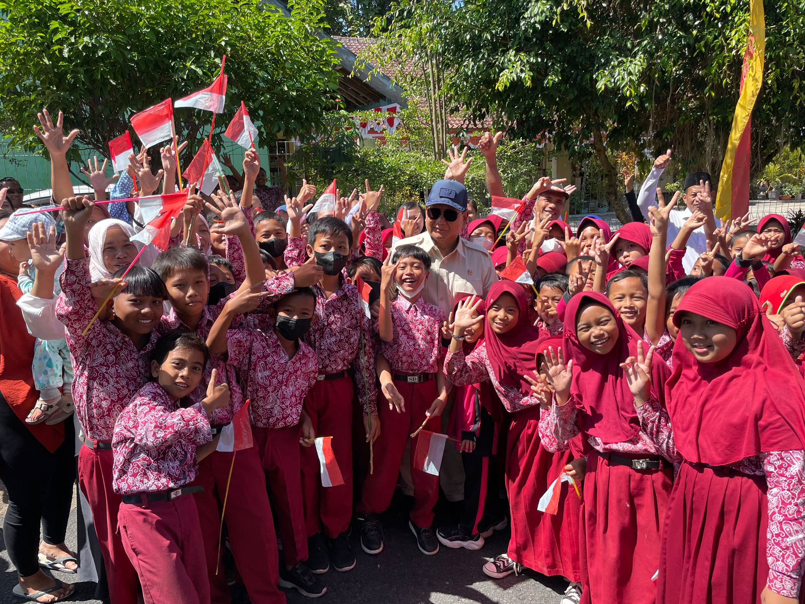 Siswa SD di Gunung Kidul Antusias Bertemu Prabowo, Foto Bareng dan Berpelukan