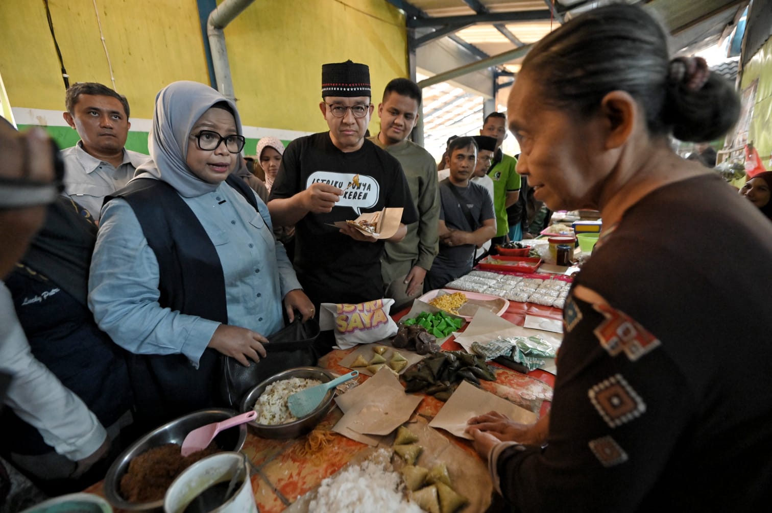 Temani Istri ke Pasar Panji Situbondo, Anies Jajan Lupis dan Segelas Kopi