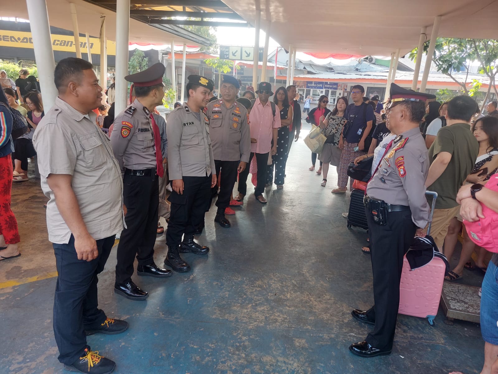 Polres Kepulauan Seribu Amankan Keberangkatan Warga dan Wisatawan di Dermaga 16 dan 17 Marina Ancol