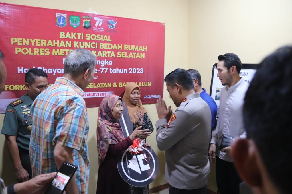 Bulan Bhakti Presisi hari Bhayangkara Ke-77, Kapolda Metro Jaya: Serahkan Kunci Bedah Rumah di Pancoran