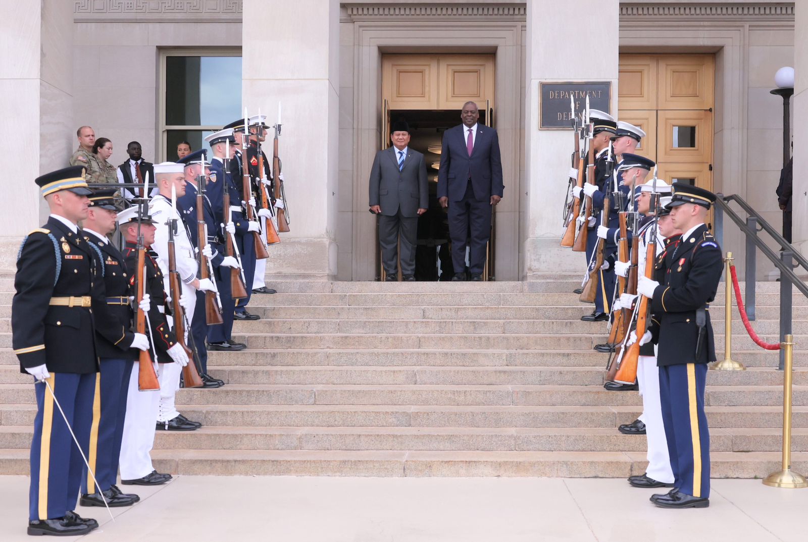 Momen Prabowo Bertandang ke Pentagon AS, Disambut Langsung Menhan Austin