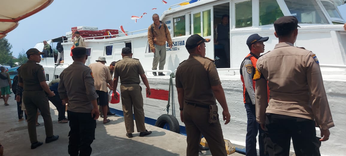Polsek Kepulauan Seribu Utara Berikan Pelayanan dan Pengamanan di Dermaga Pulau Kelapa