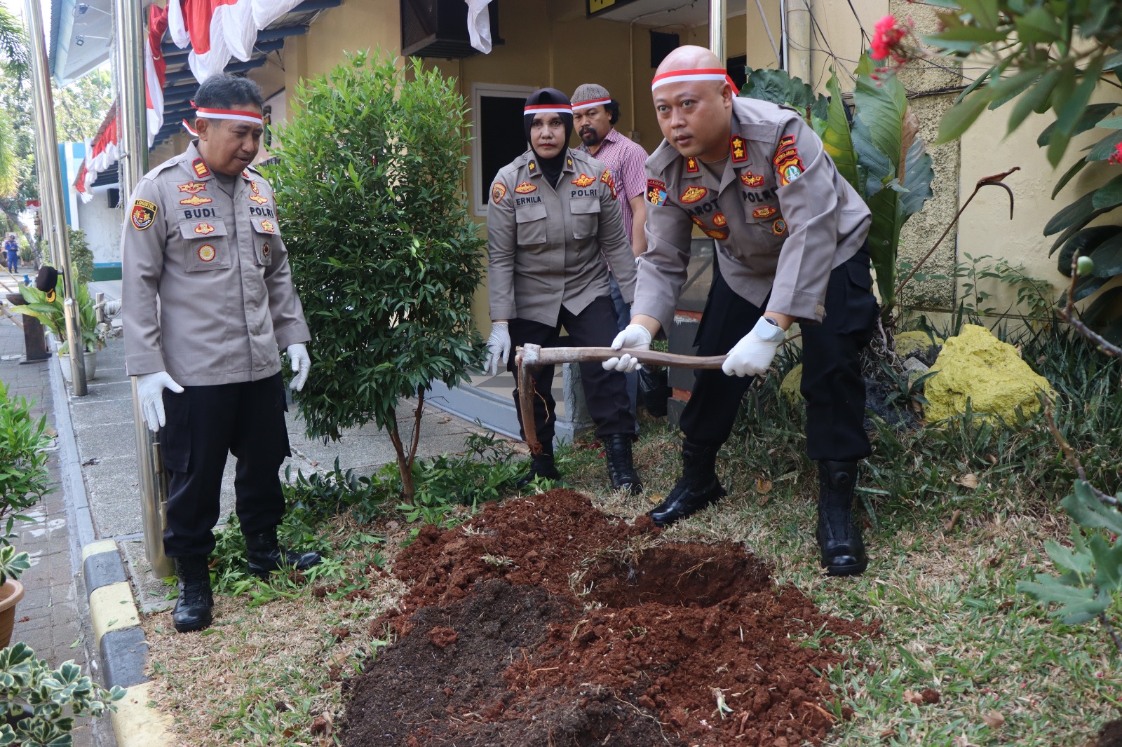 Polres Kepulauan Seribu Gelar Penanaman Pohon dengan Tema “Polri Lestarikan Negeri Penghijauan Sejak Dini”