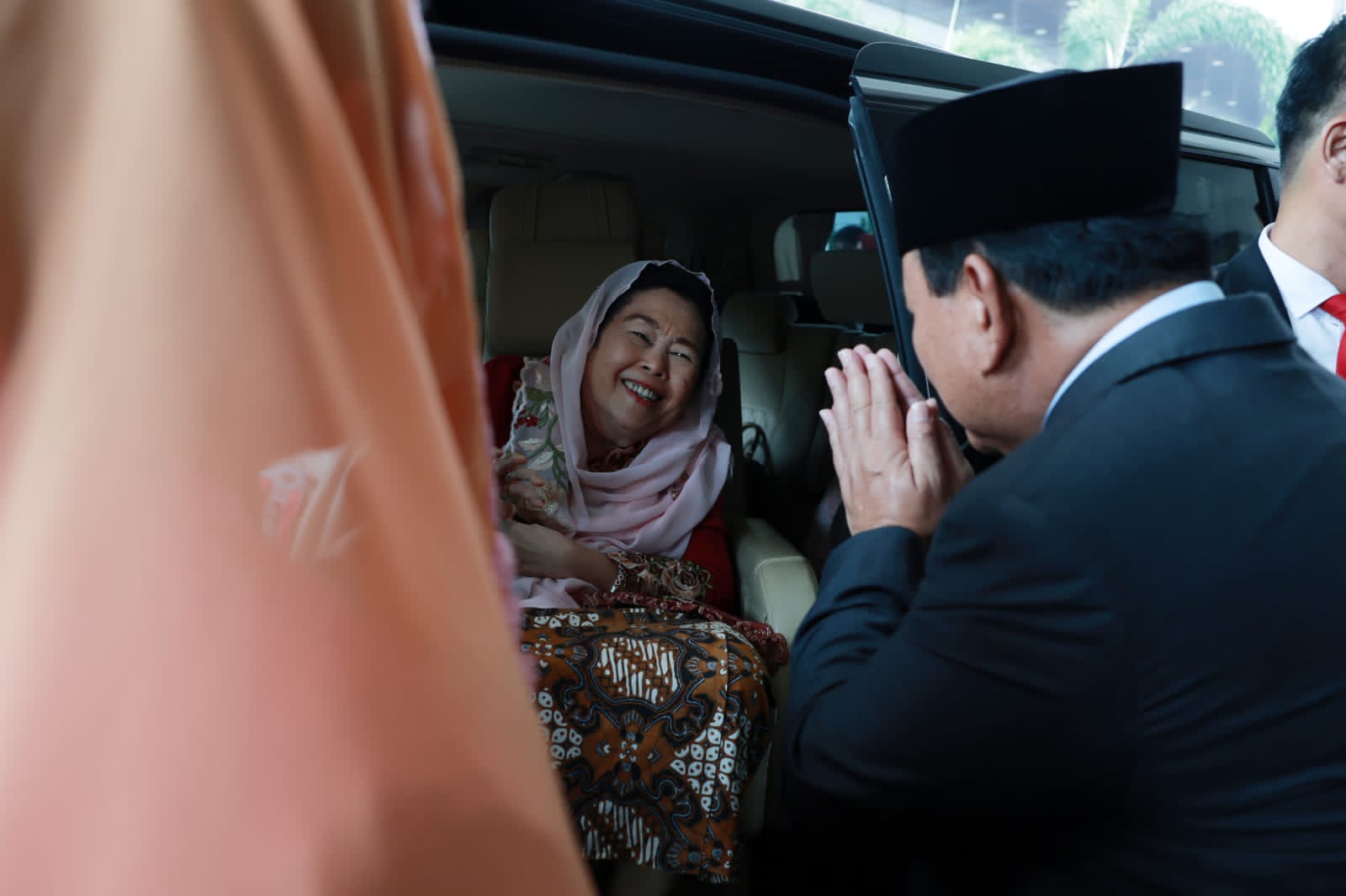 Prabowo Sapa dan Cium Tangan Istri Gus Dur Usai Hadiri Sidang Tahunan MPR